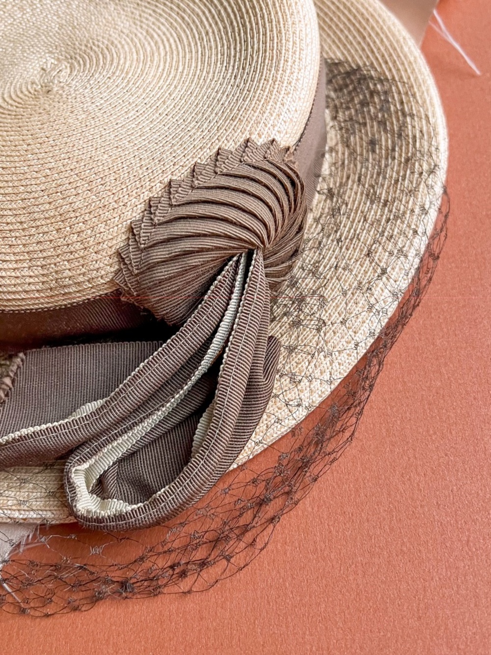Vintage 1940s Straw Hat With Brown Netting - Picture 5 of 9
